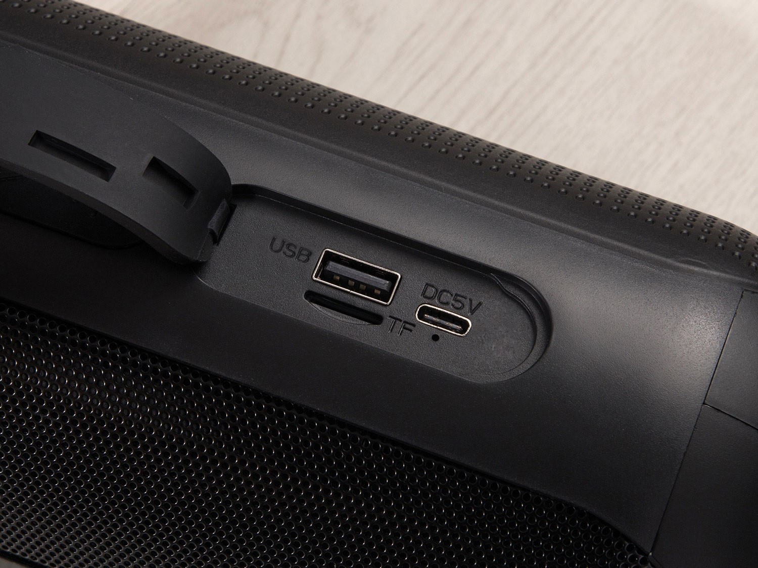 qtx PartyPod: Bluetooth Speaker with LED Light Show - Image 4